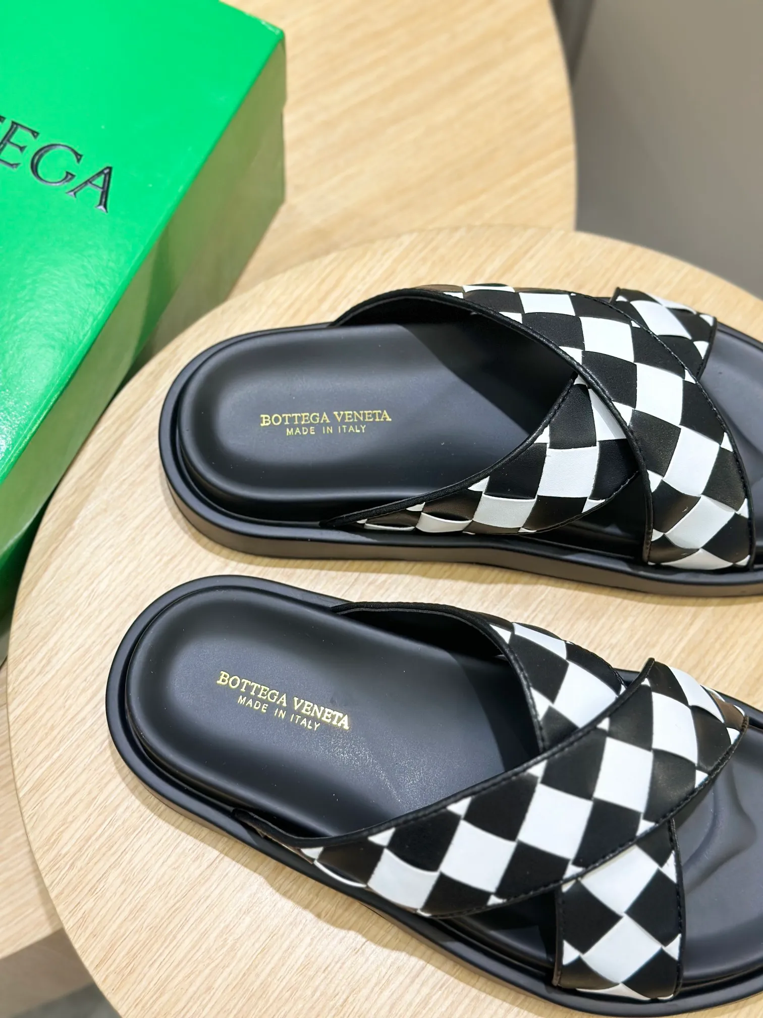 Factory price: 360💰BV hand-woven men's slippers and sandals - suitable for walking. It still emphasizes minimalism and practical wearability, but is full of vivid artistry. Super classic, luxurious and comfortable, imported cowhide + cowhide lining + lightweight outsole Size: 39-44 (customized at 38.45)